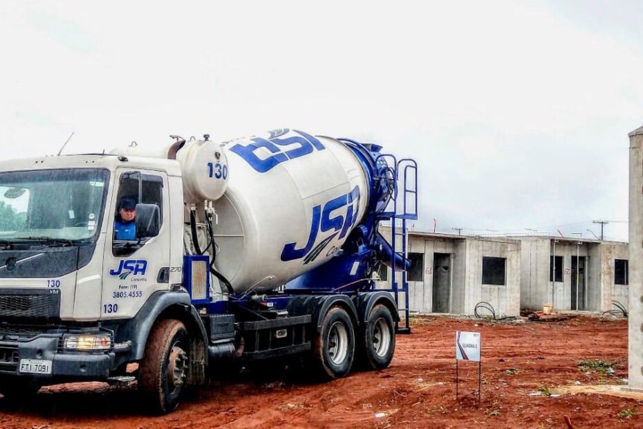 O QUE É CONCRETO USINADO CONCRETO USINADO É UM MATERIAL AMPLAMENTE UTILIZADO NA CONSTRUÇÃO CIVIL, SENDO UMA MISTURA DE CIMENTO, ÁGUA, AREIA, PEDRA BRITADA E ADITIVOS. ESSE TIPO DE CONCRETO É PRODUZIDO EM CENTRAIS DOSADORAS, ONDE OS MATERIAIS SÃO MISTURADOS DE FORMA CONTROLADA E PADRONIZADA, RESULTANDO EM UM PRODUTO DE ALTA QUALIDADE E RESISTÊNCIA. NESTE ARTIGO, VAMOS ENTENDER MAIS SOBRE O CONCRETO USINADO E SUAS APLICAÇÕES NA CONSTRUÇÃO.