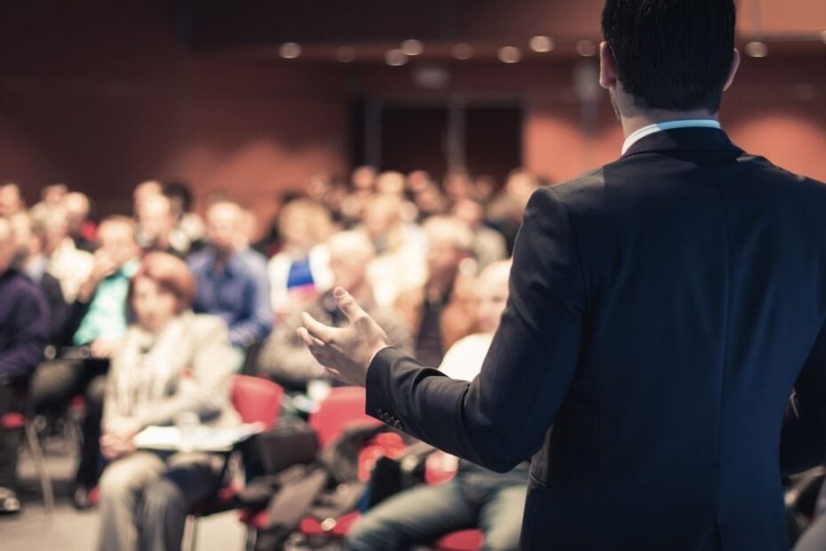 INDEPENDENTEMENTE DOS PERIGOS CAUSADOS PELA PANDEMIA, OS CURSOS E PALESTRAS AINDA SÃO UMA FORMA PODEROSA DE PASSAR CONHECIMENTO, PRINCIPALMENTE QUANDO FALAMOS EM ENCONTROS PRESENCIAIS.