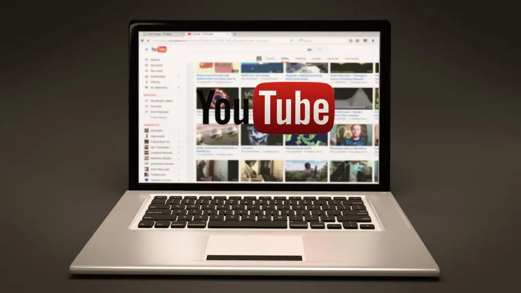 Você já se perguntou por que, ao abrir qualquer rede social, vídeos dominam completamente seu feed? A resposta é simples e poderosa: vídeos são o formato de conteúdo mais eficaz da história do marketing digital. Youtube, Laptop, Notebook-1158693.Jpg