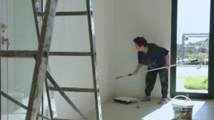 pintor pintando um aparede