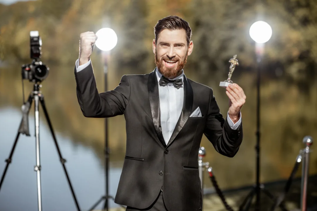 Ator, Comediante Perto De Mim: O Negócio, Os Desafios E Como Ter Mais Clientes O Mundo Do Entretenimento É Vasto E Diversificado, E Dentro Desse Universo, O Negócio De Comediante Ocupa Um Lugar Especial. A Habilidade De Fazer As Pessoas Rirem É Algo Único, E Os Comediantes Têm Um Papel Fundamental Na Sociedade, Proporcionando Momentos De Descontração E Diversão Para O Público. No Entanto, Assim Como Em Qualquer Área De Atuação, Ser Um Comediante Também Implica Enfrentar Uma Série De Desafios, Especialmente Nos Tempos Atuais. Neste Artigo, Exploraremos O Que Faz Um Estabelecimento De Comediante, Os Desafios Enfrentados Pelos Profissionais Da Área, E Como É Possível Fidelizar E Atrair Mais Clientes. Além Disso, Discutiremos Estratégias Para Divulgar Os Serviços De Um Comediante, Enfatizando A Importância De Ter Um Perfil Ativo E Anúncios Na Plataforma De Anúncios Tá Contratado Para Aumentar A Visibilidade, Exposição E Clientela.
