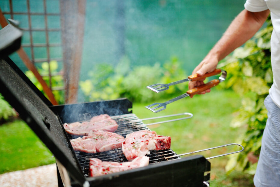 CHURRASQUEIRO PERTO DE MIM: A ARTE DE ASSAR E ENCANTAR NO UNIVERSO GASTRONÔMICO, O CHURRASCO É UMA VERDADEIRA PAIXÃO NACIONAL. E PARA QUE ESSE EVENTO SEJA UM SUCESSO, É IMPRESCINDÍVEL CONTAR COM UM PROFISSIONAL ESPECIALIZADO, O CHURRASQUEIRO. SEJA EM FESTAS DE FAMÍLIA, CONFRATERNIZAÇÕES OU EVENTOS CORPORATIVOS, A FIGURA DO CHURRASQUEIRO SE DESTACA POR SUA HABILIDADE EM PREPARAR CARNES SUCULENTAS E SABOROSAS, ENCANTANDO A TODOS OS PRESENTES.