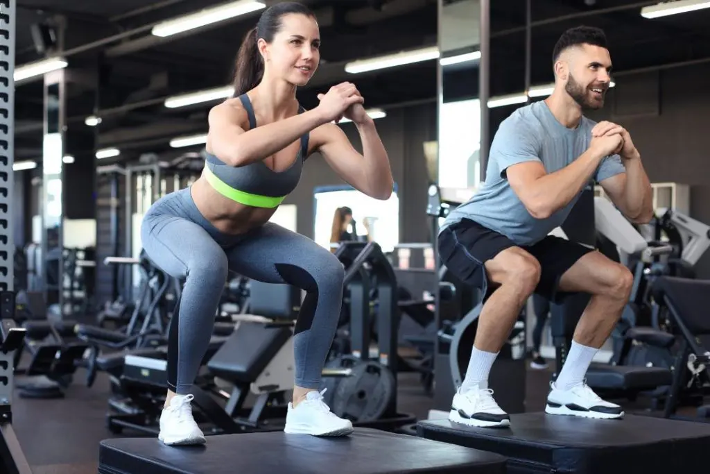 Nos dias de hoje, encontrar e fidelizar clientes como personal trainer tem sido um desafio cada vez maior. A competição no mercado é acirrada e a busca por visibilidade é constante. Diante desse cenário, é fundamental saber como se destacar e se promover de forma eficiente. Atrair um número maior de clientes é um desafio e para isso é preciso investir em marketing e propaganda, utilizando as ferramentas disponíveis para alcançar o público-alvo de forma assertiva. Neste contexto, a plataforma de anúncios de prestadores de serviços tá contratado se mostra como uma excelente opção para personal trainers que buscam mais visibilidade e exposição, atraindo assim mais clientes e alavancando sua carreira. Personal Trainer