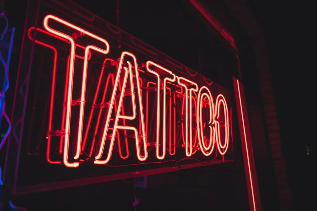 Tatootatuador Perto De Mim - Personalidade É Tudo! A Arte Da Tatuagem Sempre Despertou Curiosidade E Fascínio Nas Pessoas Ao Longo Dos Anos. Com O Passar Do Tempo, Essa Forma De Expressão Corporal Ganhou Ainda Mais Popularidade, Tornando-Se Uma Profissão Cada Vez Mais Procurada. Mas Afinal, O Que É Um Tatuador? O Que Ele Faz Em Seu Dia A Dia? Quais São Os Desafios Enfrentados Por Esse Profissional Nos Tempos Atuais? Como Fidelizar Os Clientes E Divulgar Os Serviços De Um Tatuador De Forma Eficiente? E, Por Fim, Como O Uso De Plataformas Como O Tá Contratado, Aliado A Um Perfil Ativo E Anúncios, Pode Auxiliar Um Tatuador A Conquistar Maior Visibilidade, Exposição E Clientes?