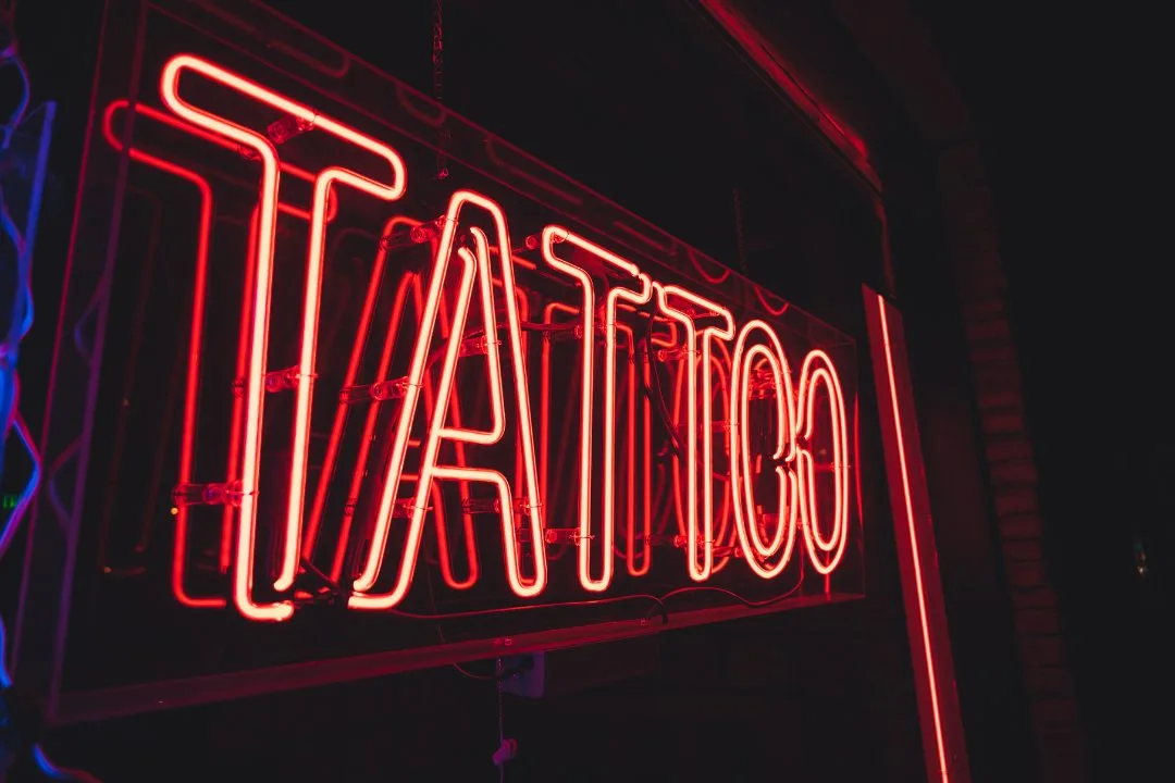 Tatoo Tatuador Perto De Mim - Personalidade É Tudo! A Arte Da Tatuagem Sempre Despertou Curiosidade E Fascínio Nas Pessoas Ao Longo Dos Anos. Com O Passar Do Tempo, Essa Forma De Expressão Corporal Ganhou Ainda Mais Popularidade, Tornando-Se Uma Profissão Cada Vez Mais Procurada. Mas Afinal, O Que É Um Tatuador? O Que Ele Faz Em Seu Dia A Dia? Quais São Os Desafios Enfrentados Por Esse Profissional Nos Tempos Atuais? Como Fidelizar Os Clientes E Divulgar Os Serviços De Um Tatuador De Forma Eficiente? E, Por Fim, Como O Uso De Plataformas Como O Tá Contratado, Aliado A Um Perfil Ativo E Anúncios, Pode Auxiliar Um Tatuador A Conquistar Maior Visibilidade, Exposição E Clientes?