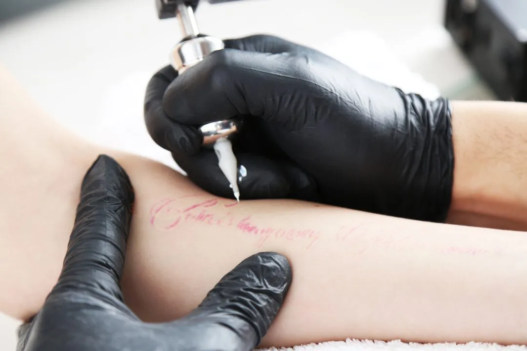 Um tatuador é considerado um artista, mas não devemos esquecer que ele deve administrar um negócio, para que consiga se manter. Tatuador