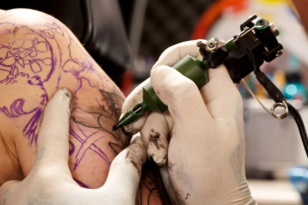 Um tatuador é considerado um artista, mas não devemos esquecer que ele deve administrar um negócio, para que consiga se manter. Tatuagem