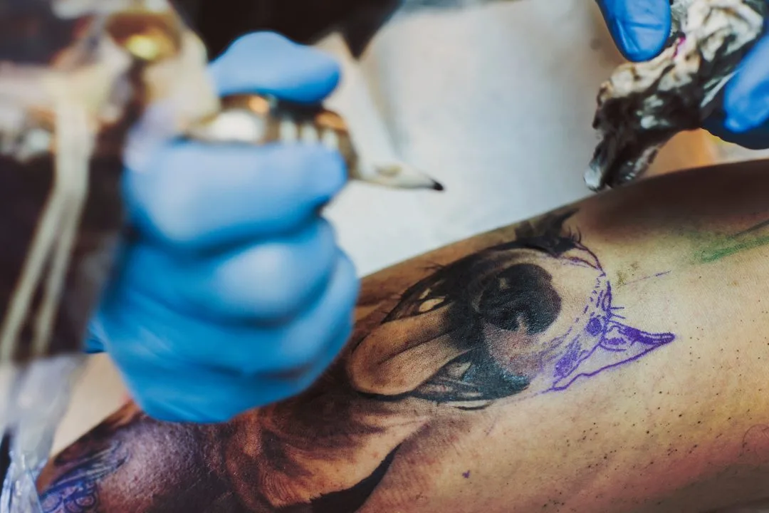 Um tatuador é considerado um artista, mas não devemos esquecer que ele deve administrar um negócio, para que consiga se manter. Tatuagem Top