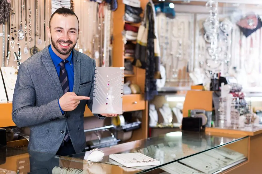 Em um mundo empresarial cada vez mais competitivo, entender o papel do comprador se tornou fundamental para o desenvolvimento e o sucesso de qualquer negócio. Um comprador não é apenas alguém que adquire produtos ou serviços; ele desempenha um papel crucial na dinâmica de mercado, influenciando decisões de marketing, estratégias de vendas e a própria identidade da marca. Neste texto, vamos explorar detalhadamente o que é um comprador, suas características, comportamentos e como um negócio depende dele para prosperar. Consultor De Vendas 10 Dicas Para Aumentar As Vendas Online
