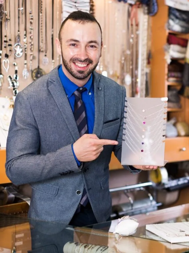 Vender um produto pode ser desafiador, mas com as frases certas, um vendedor pode aumentar suas chances de sucesso. As palavras que um vendedor escolhe usar podem fazer toda a diferença na venda de um produto. Desde estabelecer uma conexão com o cliente até destacar os benefícios do produto, as frases certas podem influenciar a decisão de compra de um cliente em potencial. Neste artigo, vamos fornecer 10 frases que todo vendedor deve usar quando estiver vendendo um produto. Consultor De Vendas