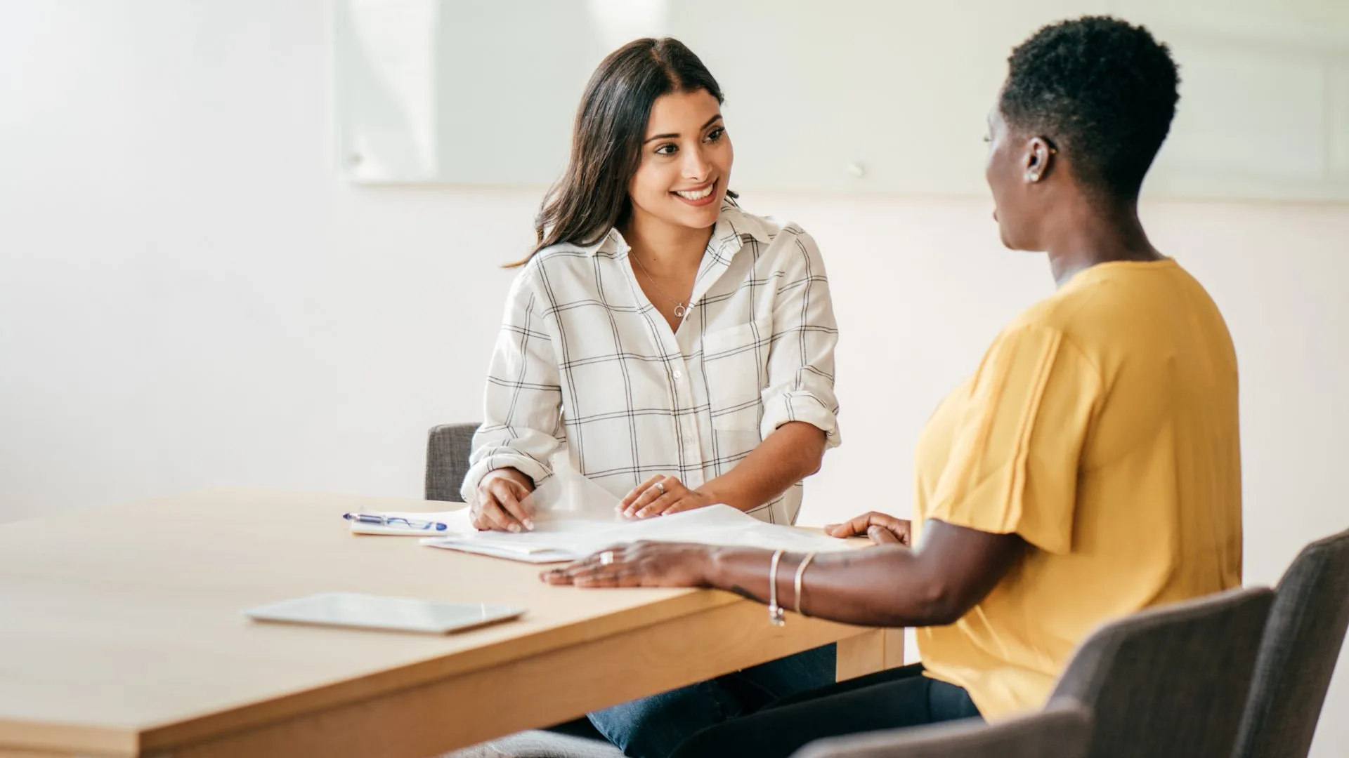 Como Se Vestir Para Uma Entrevista De Emprego Como Criar Um Currículo Em Tom Persuasivo Um Currículo É A Primeira Impressão Que Um Empregador Terá De Você. É A Sua Oportunidade De Destacar Suas Habilidades, Experiências E Qualificações De Forma Persuasiva. Neste Artigo, Vamos Discutir Como Criar Um Currículo Em Tom Persuasivo Que Irá Chamar A Atenção Dos Empregadores E Destacar Suas Habilidades Da Melhor Forma Possível.