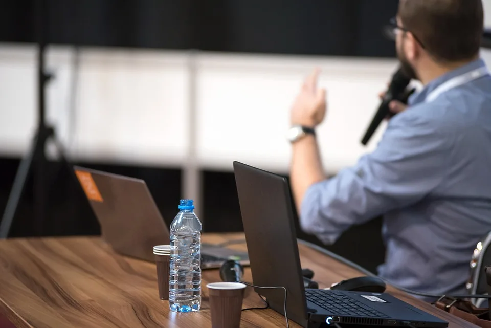 Como Funciona A Teoria Dos Traços De Liderança | A Teoria Dos Traços De Liderança É Um Conceito De Que Os Líderes Nascem Com Características Distintas. Em Outras Palavras, Os Líderes Têm Traços Hereditários. As Primeiras Pesquisas Mostraram Que Essa Teoria De Liderança Vive Inatamente Dentro De Certas Pessoas.
