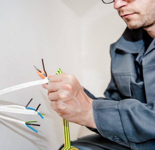 CROPPED-ELECTRICIAN-1080570_960_720.JPG