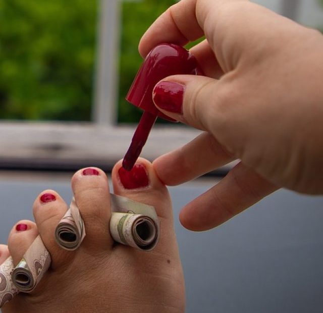 CROPPED-RED-NAILS-5293672_960_720.JPG