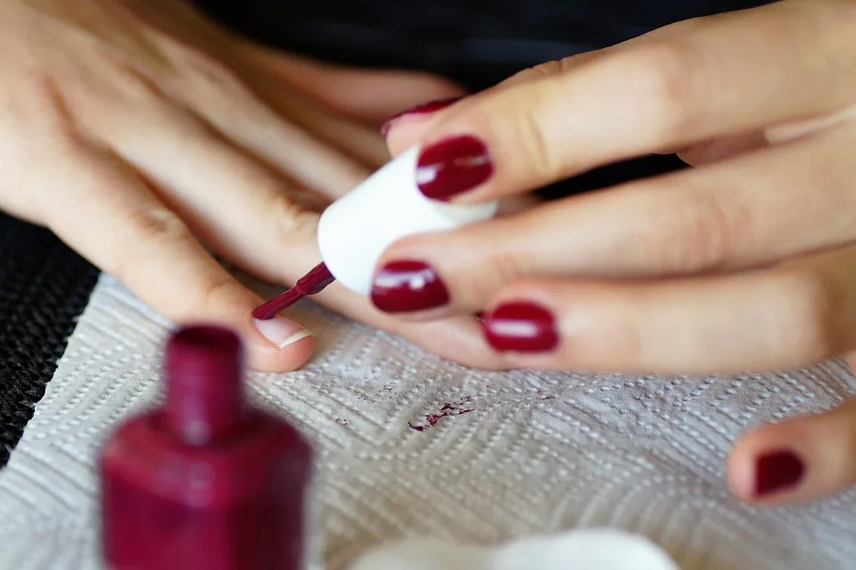 O Que É Nail Designer? Nail Designer É A Profissional Responsável Por Realizar Diferentes Técnicas De Embelezamento Das Unhas, Como Pintura, Aplicação De Adesivos, Strass E Diversas Outras Decorações. A Nail Designer Pode Atuar Em Salões De Beleza, Spas, Ou Até Mesmo De Forma Independente, Atendendo As Clientes Em Domicílio. É Uma Área Que Vem Ganhando Cada Vez Mais Destaque No Mercado Da Beleza, Conquistando Clientes Fiéis E Fidelizando-Os Com Seu Talento E Criatividade. Nail Designer Perto De Mim: Encontre O Melhor Profissional Para Cuidar Das Suas Unhas