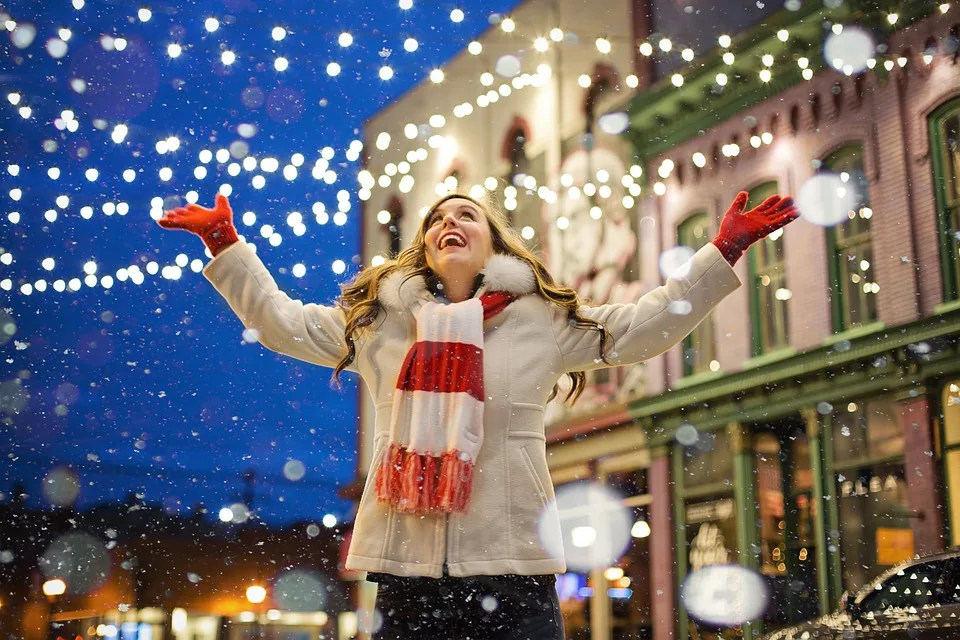 Gerando Mais Vendas Na Temporada De Natal | O Que Os Empresários Mais Querem Agora É Estar Gerando Mais Vendas Na Temporada De Natal, Aproveitar Bem A Época E Ver Se A Copa Não Atrapalha O Desejo De Consumo Do Período. Poucos Setores Exemplificam Melhor O Dinamismo E A Resiliência Das Pequenas Empresas Do Que O Varejo. Pequenos Varejistas Empregam Milhares De Pessoas, Conduzem Um Bom Percentual De Toda A Produção Econômica Do Setor E Unem As Ruas Comerciais E As Comunidades. A Alta Temporada De Varejo Chegou, Mas Chega Sob Uma Nuvem Econômica. As Taxas De Juros, A Inflação E O Custo De Vida Estão Impactando Os Orçamentos Das Empresas. Grandes Varejistas Ainda Têm Orçamentos Significativos Para Investir Em Publicidade Paga, Mas Isso É Um Luxo Que Nossos Pequenos Varejistas Não Podem Pagar. No Entanto, Existem Maneiras Econômicas De Os Varejistas Locais Conseguirem Grandes Vendas Com Pequenos Orçamentos.