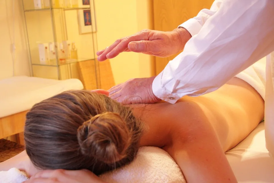 Prestador De Serviços De Massoterapia: Dica De Massagens Para Casais | Tudo Depende Da Clínica Onde A Massagem Será Realizada. No Entanto, Geralmente As Sessões Duram 1 Hora E São Feitas Com O Casal Deitado Em Macas Específicas Para Massoterapia Dispostas Lado A Lado. Durante Esse Tempo, São Usados Óleos Essenciais, Aromatizadores Entre Outras Técnicas.    Cada Parceiro Tem Um Massoterapeuta A Seu Dispor E Dependendo Do Estabelecimento, A Terapia Pode Terminar Com Um Banho Relaxante Em Uma Hidromassagem. Em Alguns Casos, O Próprio Parceiro Aplica A Técnica No Outro, Sempre Orientado Pelo Profissional.
