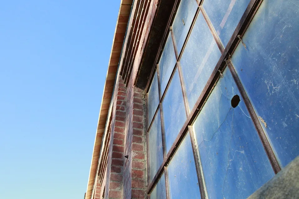 Dica Para Vidraceiro: Sistema De Instalação De Pele De Vidro | O Sistema Glazing Alclean É Indicado Para Fachadas De Até 15 Metros De Altura. Inclui Três Kits, Estabelecendo Assim Medidas Padrão E Mantendo A Adaptabilidade Para Diferentes Tipos De Paginação. Um Deles É O Kit Coluna, Que Vem Com Tudo O Que O Vidraceiro Precisa Para Fazer A Estrutura Da Obra.