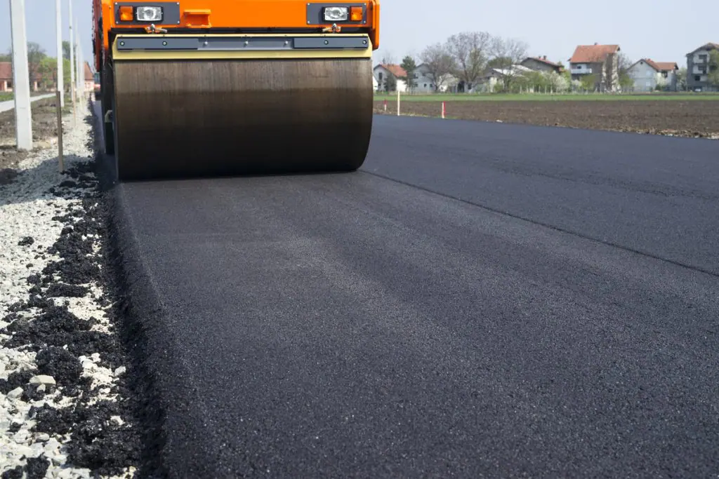O pavimento asfáltico representa uma das soluções mais versáteis e eficientes para revestimento de vias urbanas e rodoviárias no brasil. Com mais de 95% das rodovias brasileiras utilizando essa tecnologia, compreender suas características e aplicações tornou-se fundamental para quem trabalha com infraestrutura viária. Asfalto