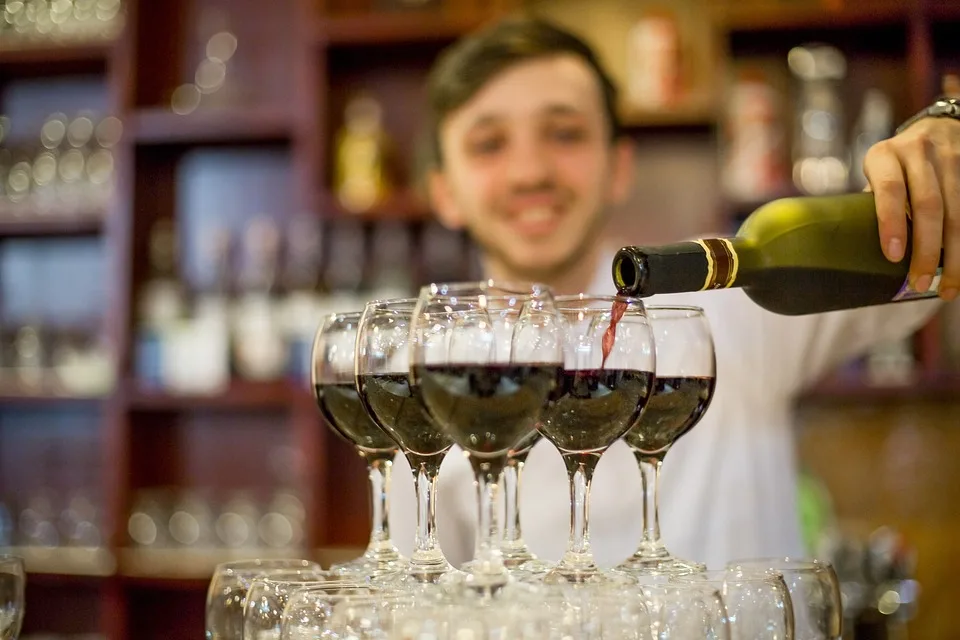 Dicas Para Prestar Serviços De Bartender | Se Você Está Interessado Em Atuar Como Bartender, Conheça Algumas Dicas Para Prestar Serviços De Bartender, Uma Profissão Em Alta No Brasil, Principalmente Devido Ao Crescimento Das Atividades No Turismo. O Bartander É Aquele Que Prepara Bebidas Para O Público. Atividade Está Diretamente Ligada Aos Setores De Turismo E Entretenimento; Oportunidades De Trabalho Acompanham Essas Áreas E Muito Utilizado Também Em Festas E Cerimoniais.