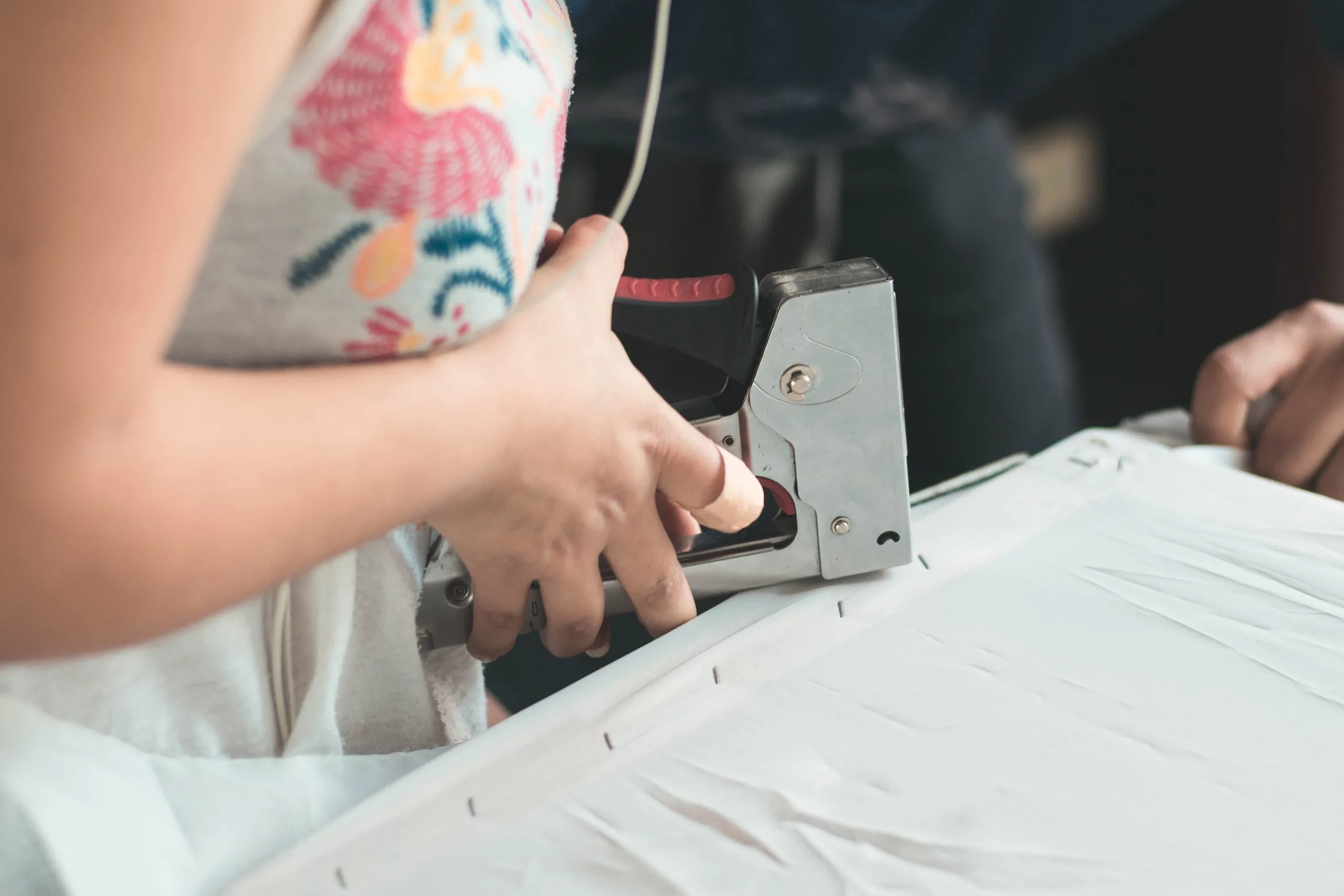 Dicas Para Contratar Serviços De Tapeceiro | Se Você Está À Procura De Toques Finais Para A Sua Casa, Um Tapeceiro É A Pessoa Certa Para Contratar! Os Serviços De Um Tapeceiro Podem Transformar Um Quarto Ou Sala, Adicionando O Toque Final Para O Ambiente Perfeito. É Importante Encontrar O Serviço Certo Para Contratar Para Garantir O Melhor Resultado Possível. Aqui Estão Algumas Dicas Úteis Para Ajudá-Lo A Contratar Os Serviços De Um Tapeceiro Perfeito Para Sua Casa.
