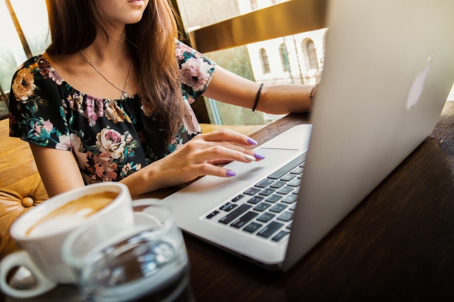 WOMAN, LAPTOP, DESK-1851464.JPG