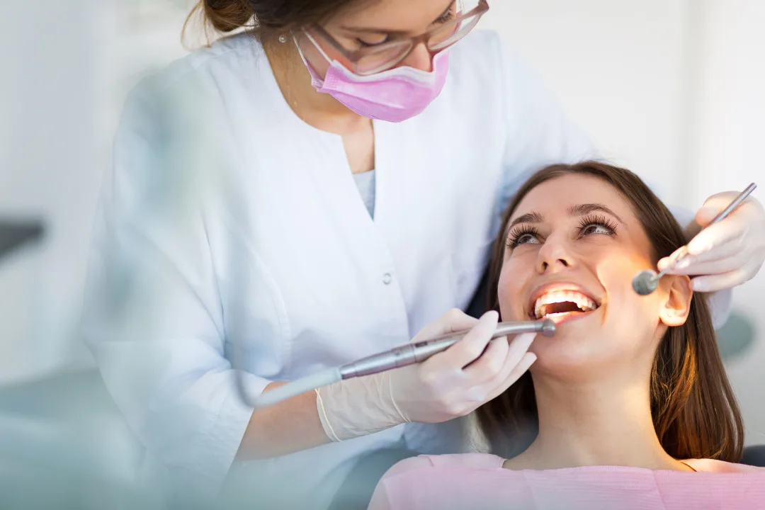Dentista, Odontólogo, Área Da Saúde, 10 Profissionais Mais Requisitados Na Saúde - Dentista Perto De Mim: A Profissão, Desafios E A Importância Da Publicidade Na Era Digital. Confira Também Sobre A Plataforma Tá Contratado