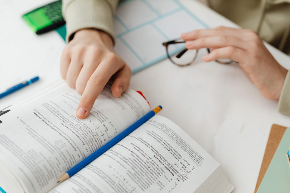 O EXAME NACIONAL DO ENSINO MÉDIO (ENEM) É UMA DAS PROVAS MAIS IMPORTANTES PARA OS ESTUDANTES QUE DESEJAM INGRESSAR EM UMA UNIVERSIDADE. POR ISSO, A PREPARAÇÃO PARA O ENEM É CRUCIAL PARA ALCANÇAR UM BOM DESEMPENHO. NESSE SENTIDO, A BUSCA PELOS MELHORES SITES PARA ESTUDAR SE TORNA FUNDAMENTAL, CONSIDERANDO A VASTA QUANTIDADE DE INFORMAÇÕES DISPONÍVEIS NA INTERNET. ESTE GUIA TEM COMO OBJETIVO OFERECER UMA ANÁLISE DETALHADA DOS 10 MELHORES SITES PARA ESTUDAR PARA AS PROVAS DO ENEM, A FIM DE AUXILIAR OS ESTUDANTES NA PREPARAÇÃO PARA ESSE EXAME TÃO RELEVANTE.