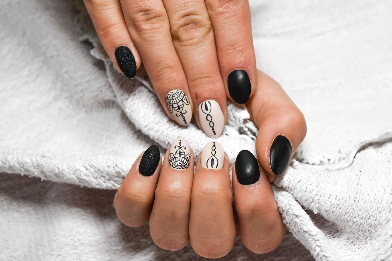 O Que É Nail Designer? Nail Design, Ou Design De Unhas, É Uma Forma De Arte Que Combina Habilidades Técnicas E Criatividade Para Decorar As Unhas Das Pessoas. Os Nail Designers São Responsáveis Por Criar Designs Exclusivos E Personalizados Para Cada Um De Seus Clientes, Levando Em Consideração As Preferências E Estilo De Vida De Cada Pessoa. Eles Podem Trabalhar Em Salões De Beleza, Spas, Ou Até Mesmo Abrir Seu Próprio Negócio.