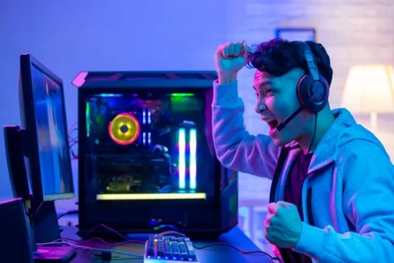 Homem-Ao-Lado-De-Tela-De-Video-Game, Computador Gamer