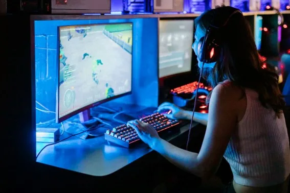 Mulher-Na-Frente-Do-Computador