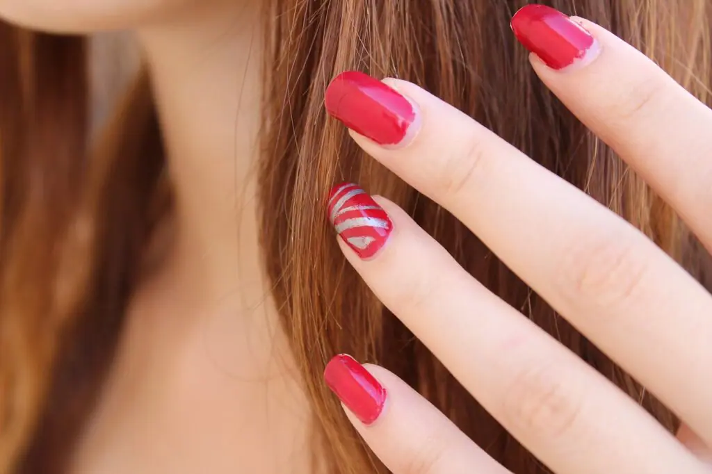 Manicure Perto De Mim: A Profissão, Desafios E Divulgação De Serviços Na Plataforma Tá Contratado Manicure O Que É Nail Designer? Nail Designer É A Profissional Responsável Por Realizar Diferentes Técnicas De Embelezamento Das Unhas, Como Pintura, Aplicação De Adesivos, Strass E Diversas Outras Decorações. A Nail Designer Pode Atuar Em Salões De Beleza, Spas, Ou Até Mesmo De Forma Independente, Atendendo As Clientes Em Domicílio. É Uma Área Que Vem Ganhando Cada Vez Mais Destaque No Mercado Da Beleza, Conquistando Clientes Fiéis E Fidelizando-Os Com Seu Talento E Criatividade. Nail Designer Perto De Mim: Encontre O Melhor Profissional Para Cuidar Das Suas Unhas