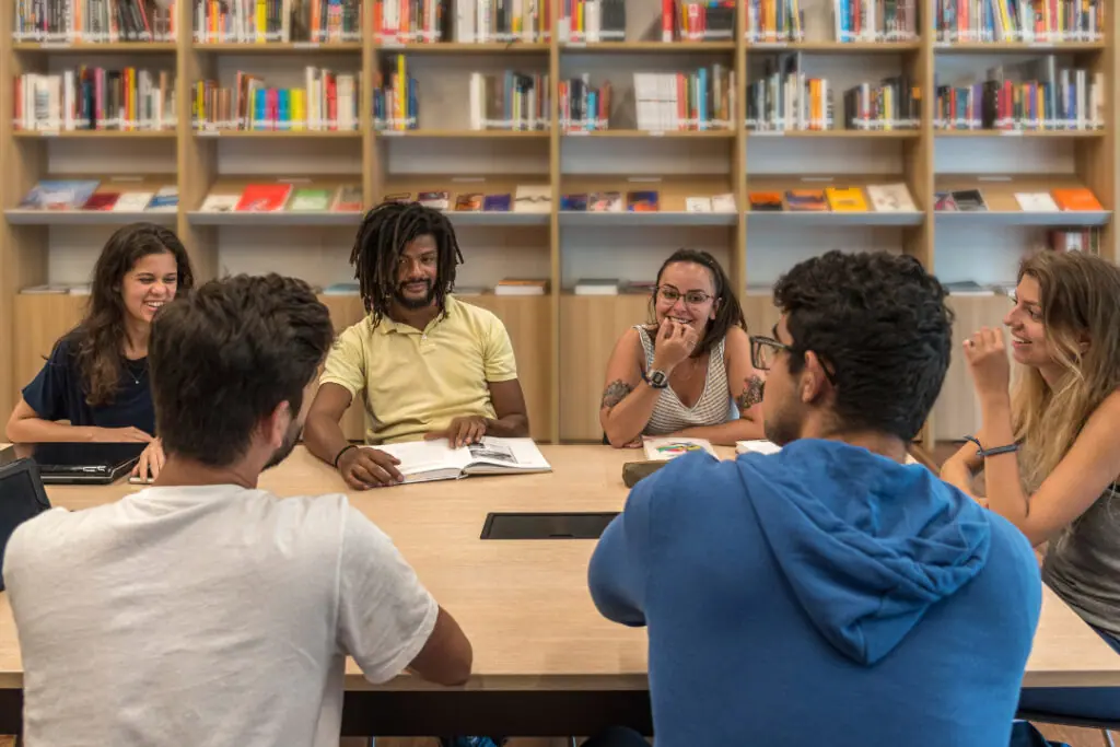 Aulas Particulares | Aulas Particulares São Uma Forma Eficiente De Complementar Os Estudos, Oferecendo Atenção Personalizada Para As Dificuldades Do Aluno. Esse Tipo De Ensino Permite Que O Estudante Avance No Seu Ritmo E Receba Explicações Mais Claras Sobre Os Temas Que Precisa Reforçar. Seja Para Melhorar O Desempenho Escolar, Preparar Para Provas Importantes Ou Aprender Um Novo Idioma, As Aulas Particulares São Adaptadas Às Necessidades Individuais.