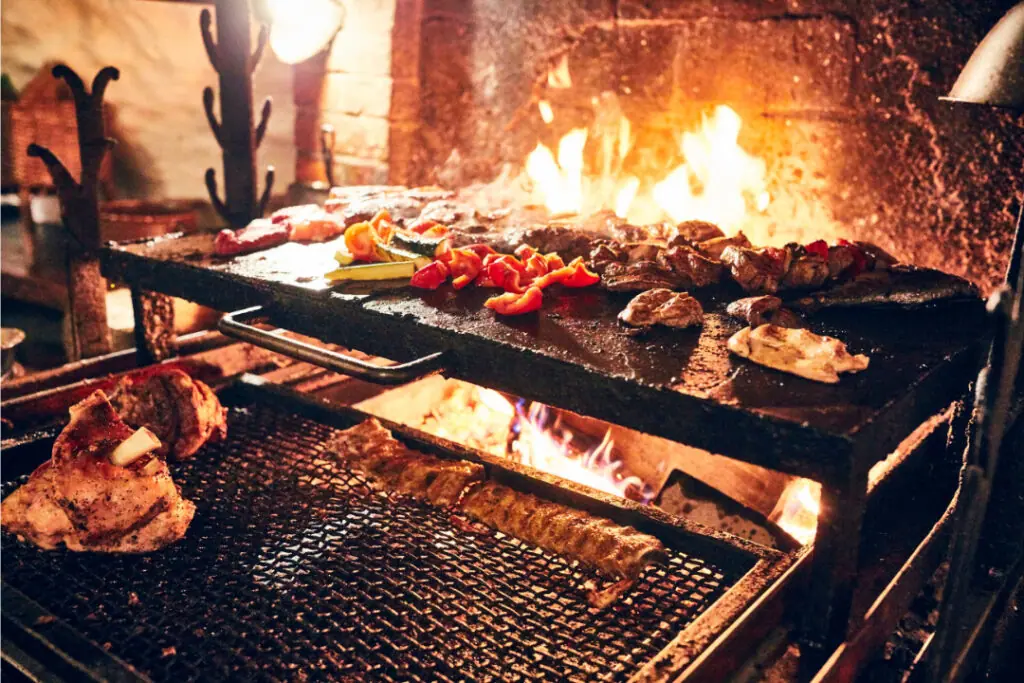 Churrasco, Melhores Carnes Churrasqueiro Perto De Mim: A Arte De Assar E Encantar No Universo Gastronômico, O Churrasco É Uma Verdadeira Paixão Nacional. E Para Que Esse Evento Seja Um Sucesso, É Imprescindível Contar Com Um Profissional Especializado, O Churrasqueiro. Seja Em Festas De Família, Confraternizações Ou Eventos Corporativos, A Figura Do Churrasqueiro Se Destaca Por Sua Habilidade Em Preparar Carnes Suculentas E Saborosas, Encantando A Todos Os Presentes.