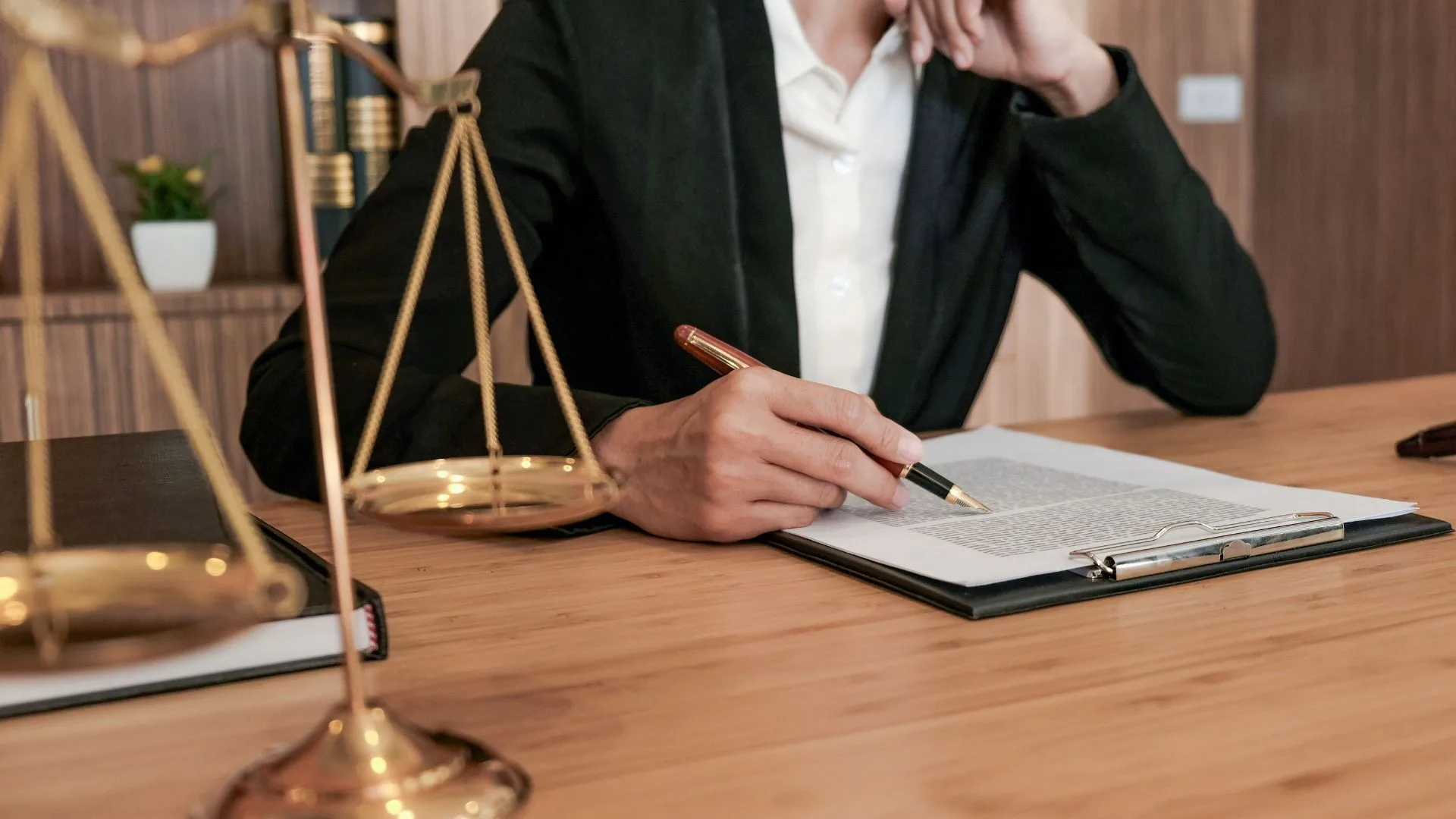 Advogado Advogado Perto De Mim: Como Encontrar E Fidelizar Clientes Nos Dias De Hoje Nos Dias Atuais, A Competitividade No Mercado Jurídico É Cada Vez Mais Acirrada. Com O Grande Número De Profissionais Da Área, Encontrar E Fidelizar Clientes Tornou-Se Um Desafio Constante Para Os Advogados. Nesse Cenário, Torna-Se Essencial Buscar Estratégias Eficientes De Marketing E Propaganda Para Se Destacar E Conquistar Espaço No Mercado.
