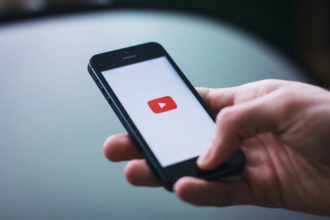 Youtube, Iphone, Smartphone-2617510.Jpg