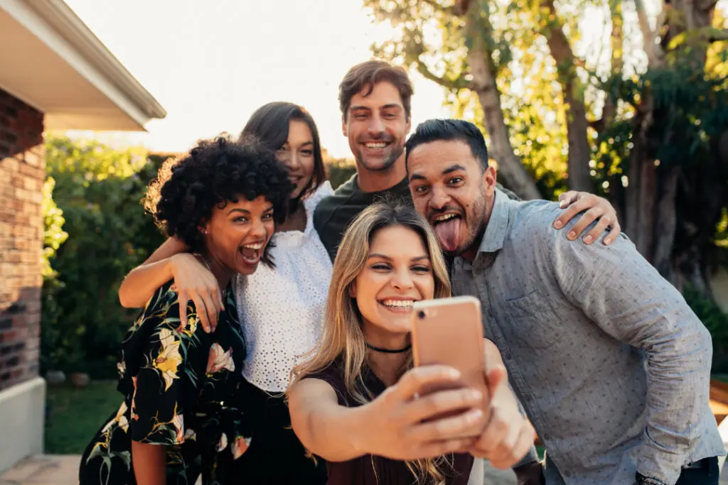 Como Ser Feliz Rodeado De Amigos Verdadeiros