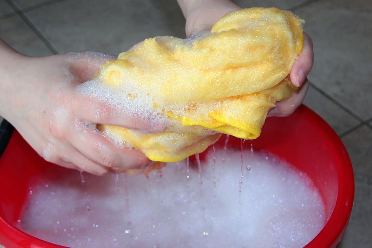 cleaning bucket, cleaning rags, soapy water-1290951.jpg