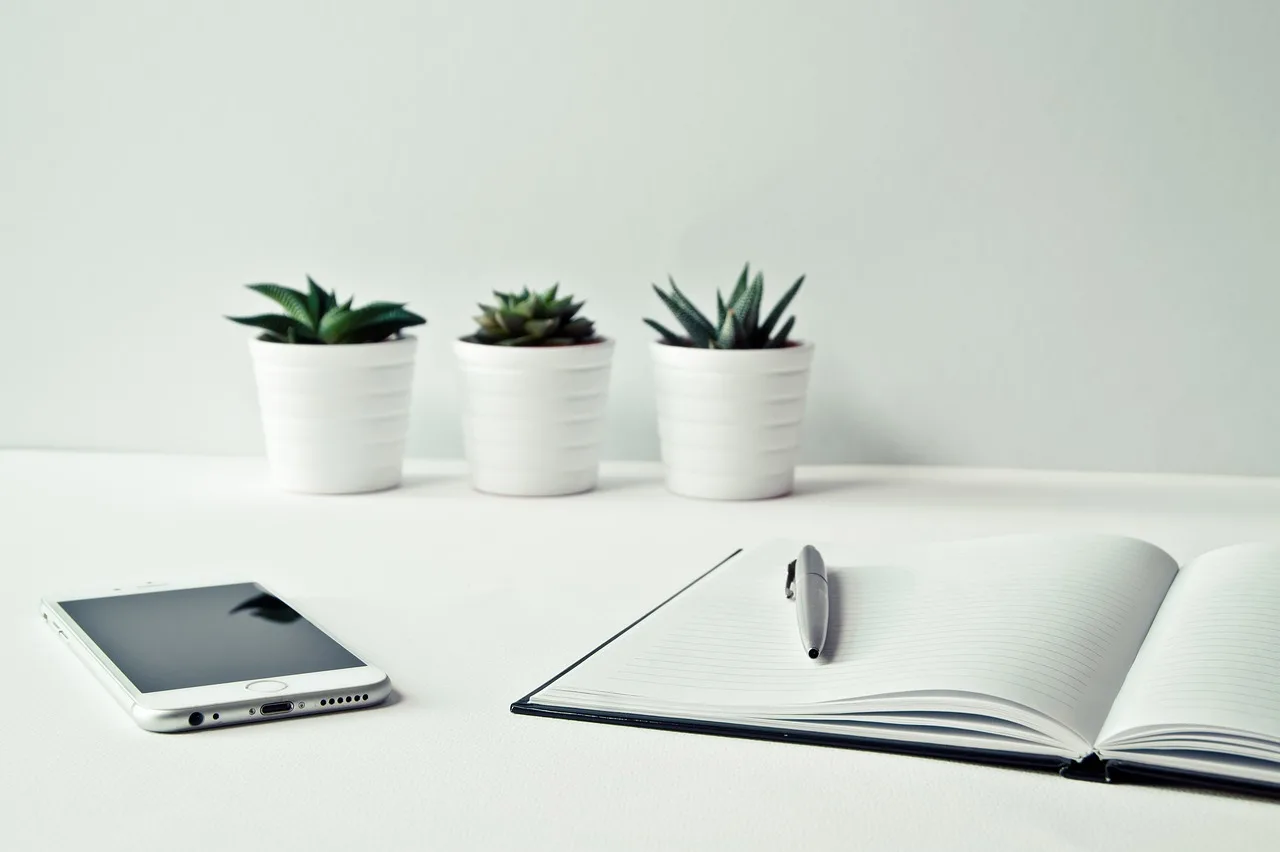 Desk, Smartphone, Iphone-3076954.Jpg