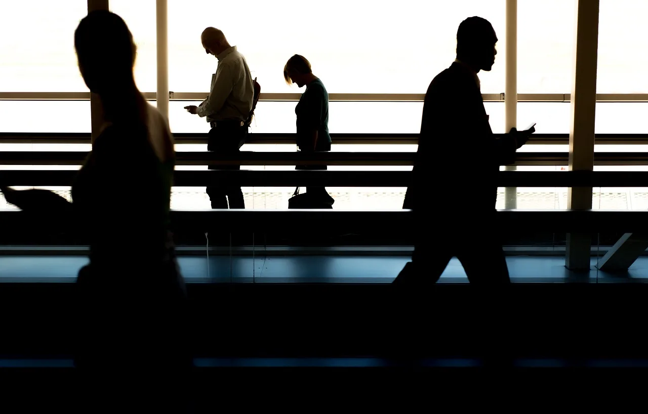 People, Walking, Airport-2344401.Jpg, Medidas Do Governo