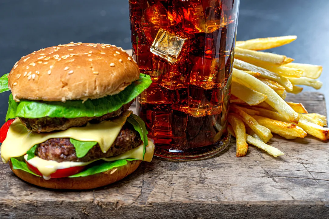 A Guerra Épica Da Coca-Cola X Pepsi: Duas Gigantes Em Constante Disputa A Rivalidade Entre Coca-Cola E Pepsi É Uma Das Mais Famosas E Duradouras Dos Negócios. Por Décadas, Essas Duas Gigantes Do Setor De Refrigerantes Vêm Travando Uma Batalha Épica Pelo Domínio Do Mercado E Pela Preferência Dos Consumidores Em Todo O Mundo. Com Campanhas Publicitárias Ousadas, Estratégias De Marketing Agressivas E Uma Determinação Implacável, Essas Empresas Se Enfrentam Em Uma Guerra Comercial Sem Trégua.