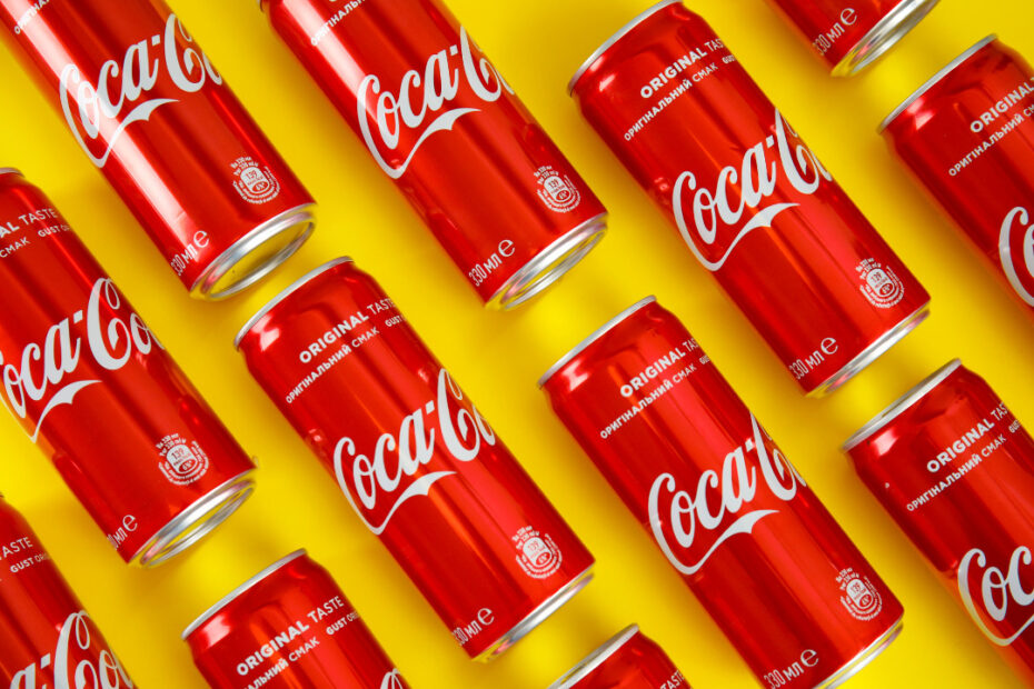 A HISTÓRIA DA COCA-COLA: O PODER DE UMA MARCA GLOBAL A COCA-COLA É UMA DAS MARCAS MAIS FAMOSAS E BEM-SUCEDIDAS DO MUNDO. PRESENTE EM MAIS DE 200 PAÍSES, A BEBIDA SE TORNOU UM ÍCONE DA CULTURA POP E UM SÍMBOLO DO ESTILO DE VIDA OCIDENTAL. NO ENTANTO, O CAMINHO PARA O SUCESSO NEM SEMPRE FOI FÁCIL.