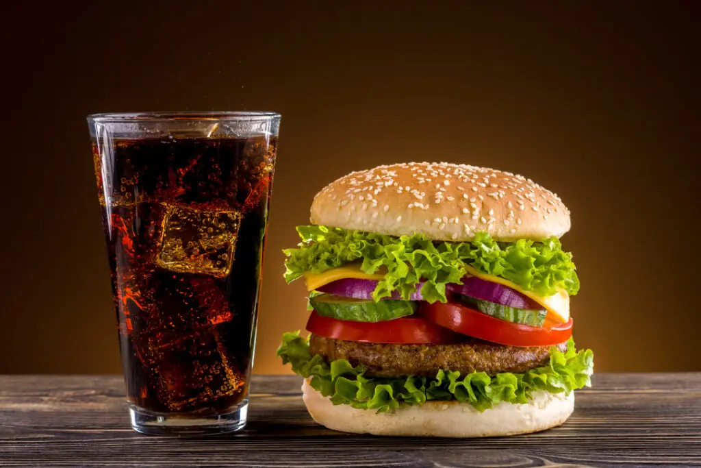 A História Da Coca-Cola: O Poder De Uma Marca Global

A Coca-Cola É Uma Das Marcas Mais Famosas E Bem-Sucedidas Do Mundo. Presente Em Mais De 200 Países, A Bebida Se Tornou Um Ícone Da Cultura Pop E Um Símbolo Do Estilo De Vida Ocidental. No Entanto, O Caminho Para O Sucesso Nem Sempre Foi Fácil.