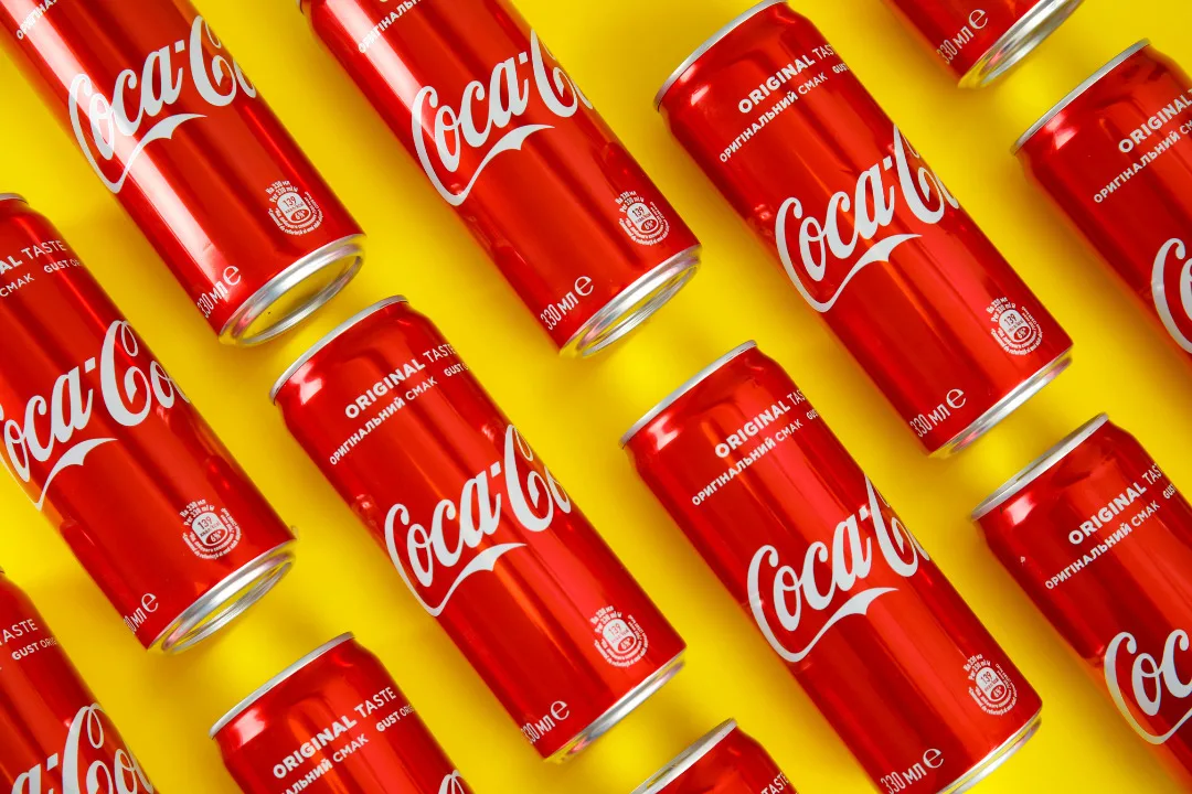 A História Da Coca-Cola: O Poder De Uma Marca Global A Coca-Cola É Uma Das Marcas Mais Famosas E Bem-Sucedidas Do Mundo. Presente Em Mais De 200 Países, A Bebida Se Tornou Um Ícone Da Cultura Pop E Um Símbolo Do Estilo De Vida Ocidental. No Entanto, O Caminho Para O Sucesso Nem Sempre Foi Fácil.