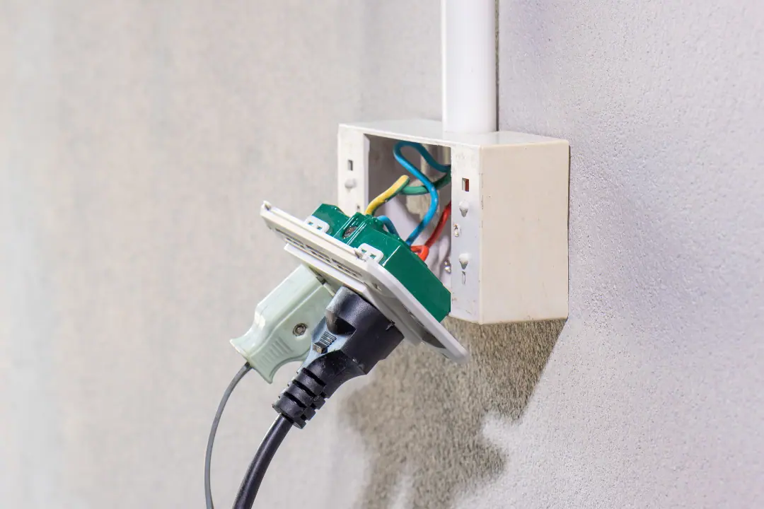 Check-up Elétrico Residencial - 15 Perguntas e Respostas | Consertar uma tomada Como trocar uma tomada de energia na sua casa - Faça você mesmo! As tomadas de energia são componentes fundamentais em qualquer residência. Elas permitem a conexão de aparelhos eletrônicos e eletrodomésticos, fornecendo a energia necessária para seu funcionamento. Com o tempo e o uso constante, é comum que as tomadas apresentem desgaste ou se tornem obsoletas. Nesses casos, é importante trocá-las para garantir a segurança e o bom funcionamento dos equipamentos. Neste artigo, iremos explicar detalhadamente como você pode realizar essa tarefa de forma simples e segura.