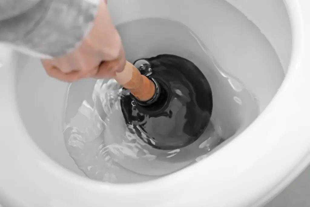Desentupidora Perto de Mim: Quando Chamar, Quanto Custa e Como Evitar Cobranças Abusivas Como desentupir o vaso sanitário de forma eficiente e rápida - Faça você mesmo! Um vaso sanitário entupido pode ser um dos problemas mais incômodos e desagradáveis que podemos enfrentar em nossa casa. Além de causar transtornos, pode causar mau cheiro e até mesmo danos estruturais se não for resolvido adequadamente. Felizmente, existem algumas técnicas simples que você pode usar para desentupir seu vaso sanitário de forma eficiente e rápida. Neste artigo, iremos compartilhar dicas e truques que irão te ajudar a resolver esse problema de maneira fácil.