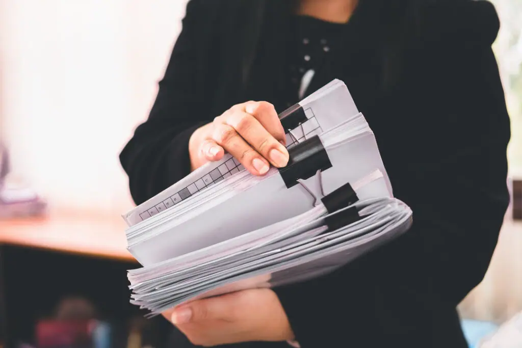 Como Escolher uma Construtora no Brasil em 2026: 10 Critérios Infalíveis para Não Errar na Compra do Seu Imóvel documentos de uma construtora