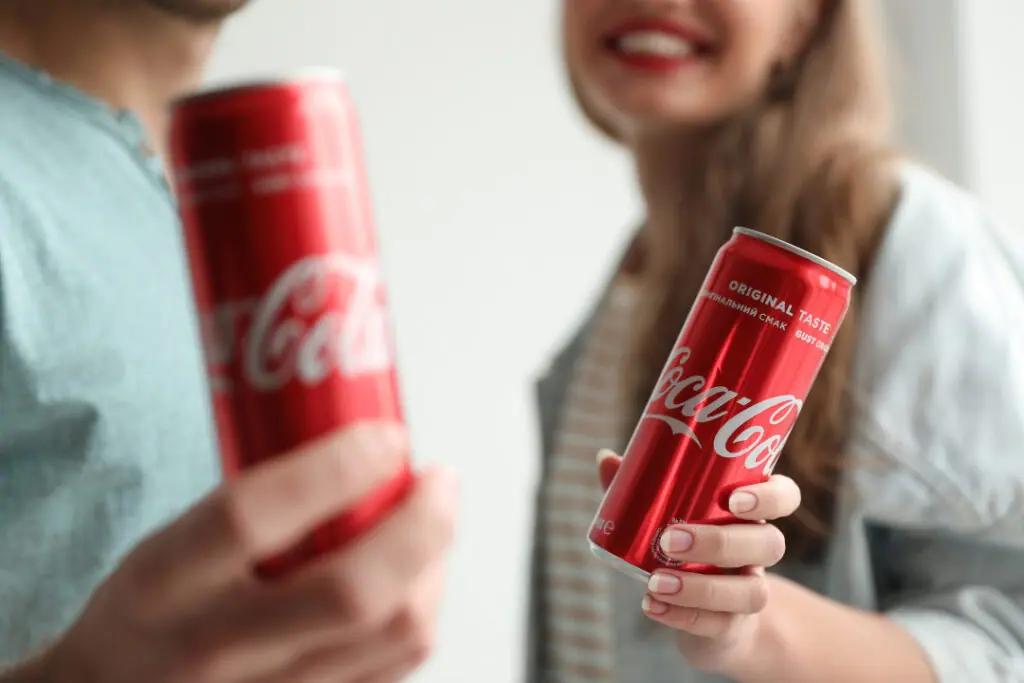 A História Da Coca-Cola: O Poder De Uma Marca Global A Coca-Cola É Uma Das Marcas Mais Famosas E Bem-Sucedidas Do Mundo. Presente Em Mais De 200 Países, A Bebida Se Tornou Um Ícone Da Cultura Pop E Um Símbolo Do Estilo De Vida Ocidental. No Entanto, O Caminho Para O Sucesso Nem Sempre Foi Fácil.