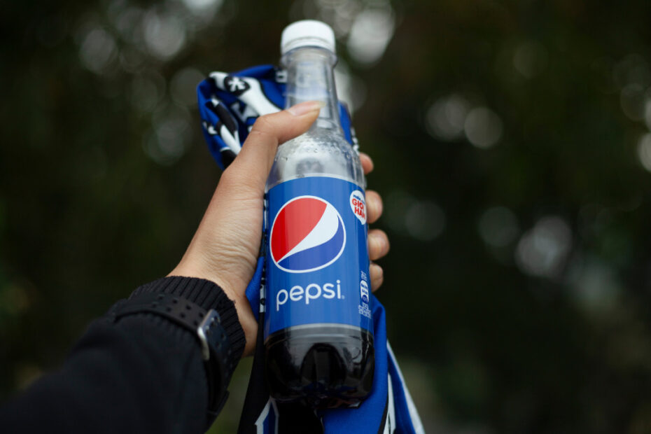 PEPSI: OS SEGREDOS POR TRÁS DE UM IMPÉRIO DAS BEBIDAS A HISTÓRIA DA PEPSI É UM VERDADEIRO CONTO DE SUCESSO NA INDÚSTRIA DE BEBIDAS. AO LONGO DE MAIS DE UM SÉCULO, A EMPRESA CONSOLIDOU-SE COMO UMA DAS MARCAS MAIS RECONHECIDAS E CONSUMIDAS EM TODO O MUNDO. COM ESTRATÉGIAS INOVADORAS, PARCERIAS ESTRATÉGICAS E PRODUTOS DE ALTA QUALIDADE, A PEPSI CONQUISTOU O CORAÇÃO E O PALADAR DE MILHÕES DE PESSOAS.