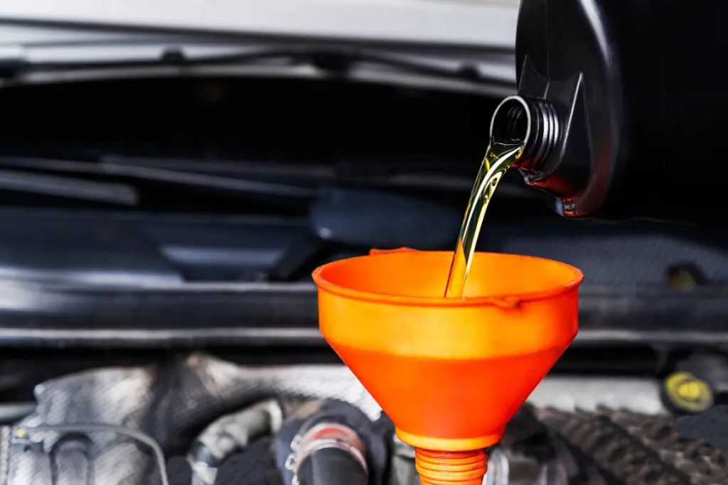 Como Trocar O Óleo Do Carro: Guia Passo A Passo Para A Manutenção Básica Do Veículo - Faça Você Mesmo! A Troca Regular Do Óleo Do Carro É Uma Das Tarefas Mais Importantes Para A Manutenção E O Bom Funcionamento Do Veículo. O Óleo Lubrificante É Responsável Por Proteger As Peças Móveis Do Motor, Garantindo Sua Durabilidade E Eficiência. Neste Guia Passo A Passo, Você Aprenderá Como Trocar O Óleo Do Carro Adequadamente, Economizando Tempo E Dinheiro Ao Evitar Uma Ida À Oficina.